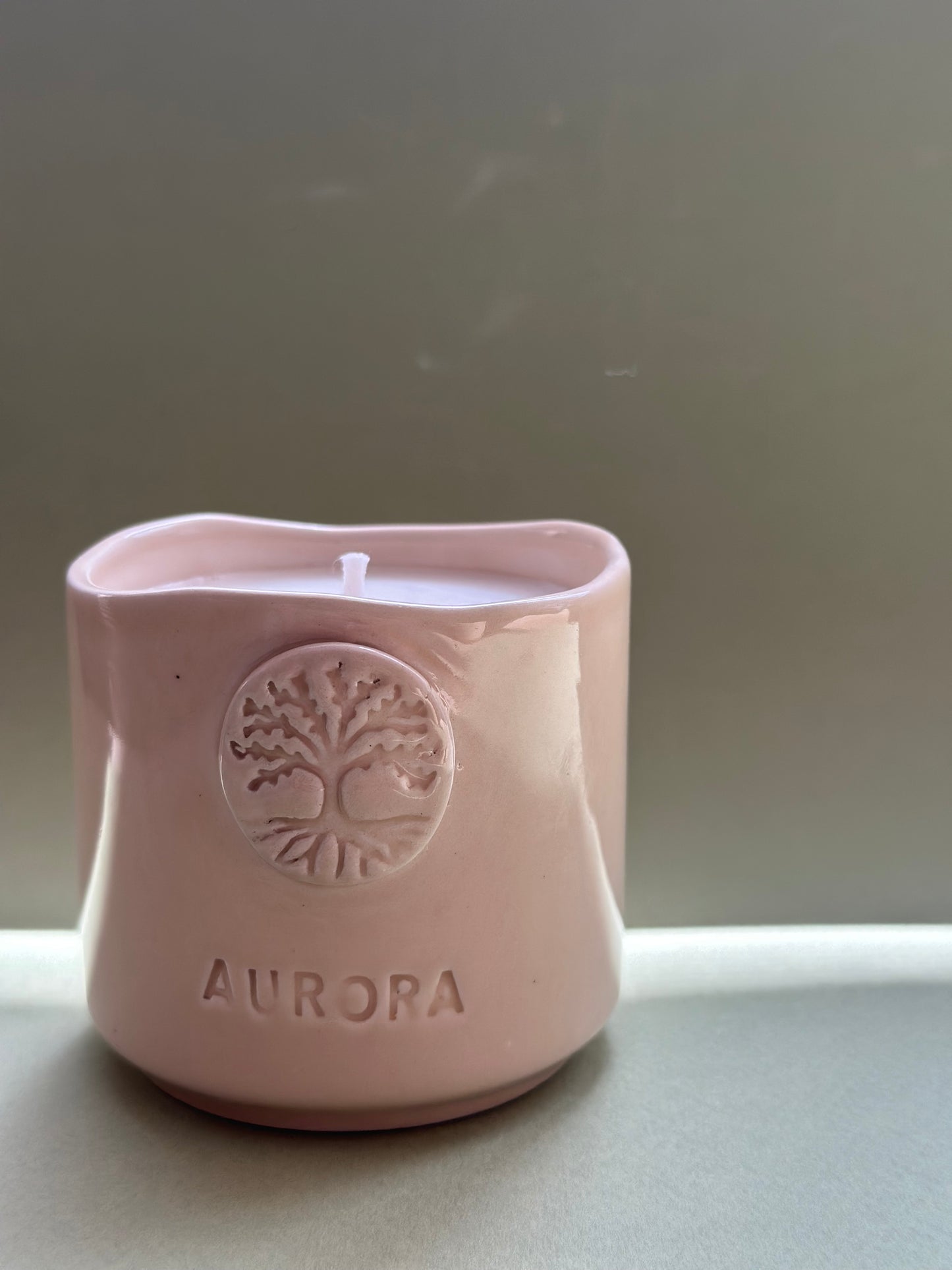 Aurora – Rahatlatıcı Doğal Mum (Hanımeli Esanslı / Hayat Ağacı Kabartmalı)