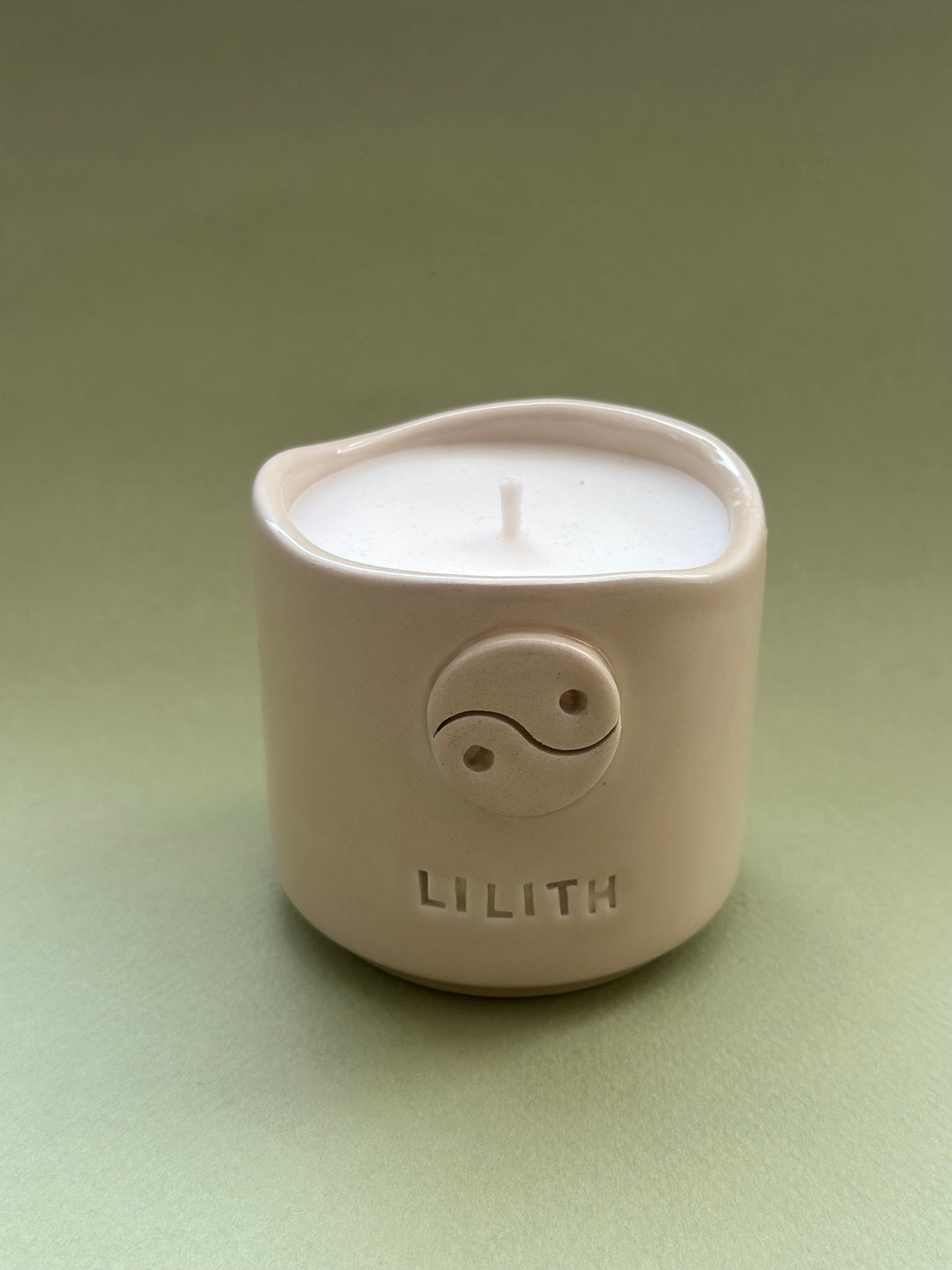 Lilith Soya Wax Mum – Patchouli Esanslı Doğal Mum (Yin-Yang Sembollü)