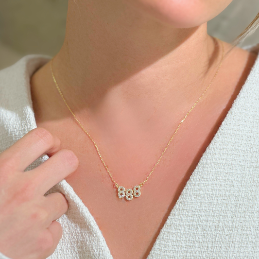 قلادة 888 - فضة إسترليني عيار 925، مطلية بالذهب ومزينة بتفاصيل حجرية