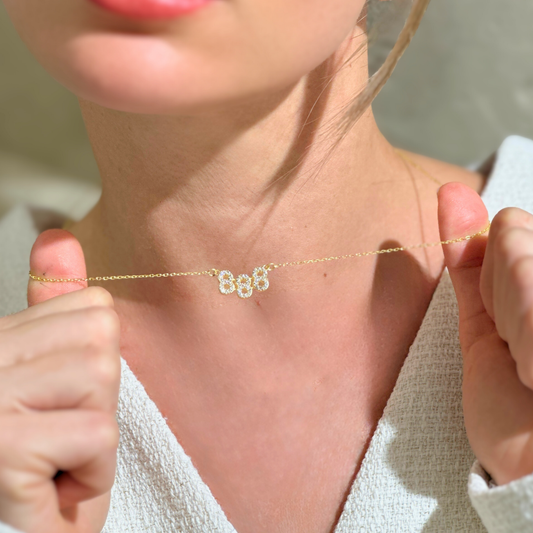 قلادة 888 - فضة إسترليني عيار 925، مطلية بالذهب ومزينة بتفاصيل حجرية