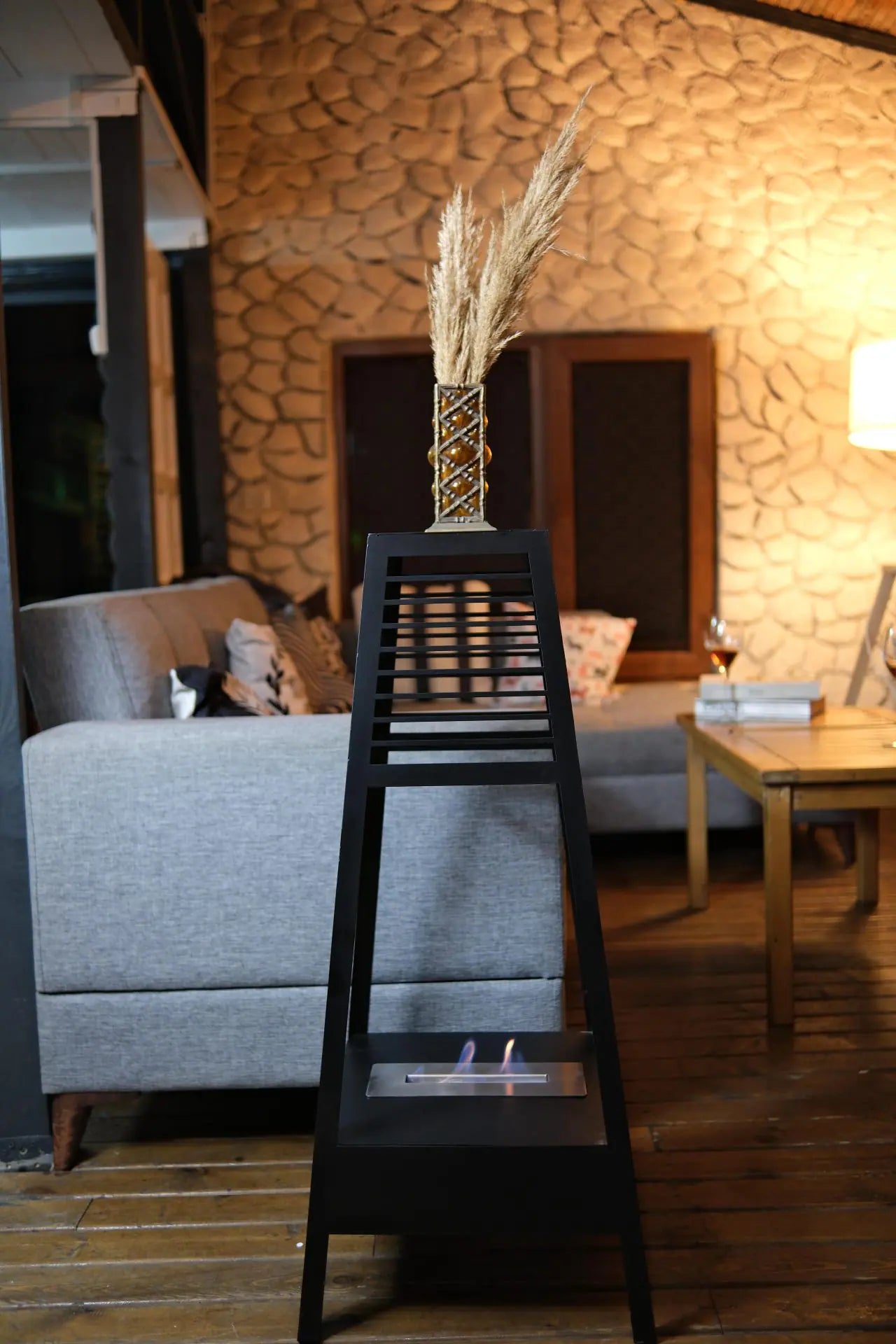 مدفأة تعمل بالوقود الحيوي مع أرجل هرمية