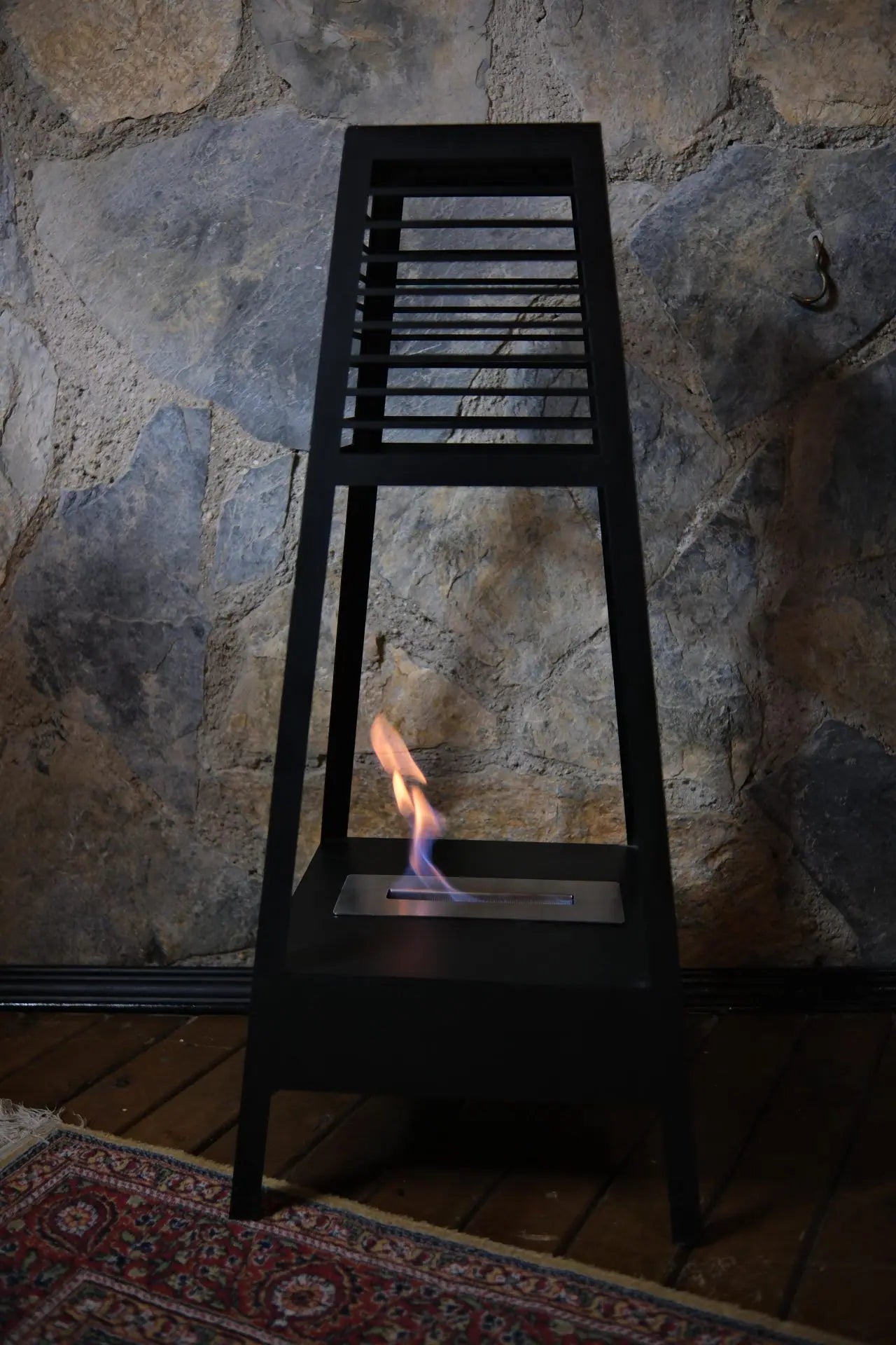 مدفأة تعمل بالوقود الحيوي مع أرجل هرمية