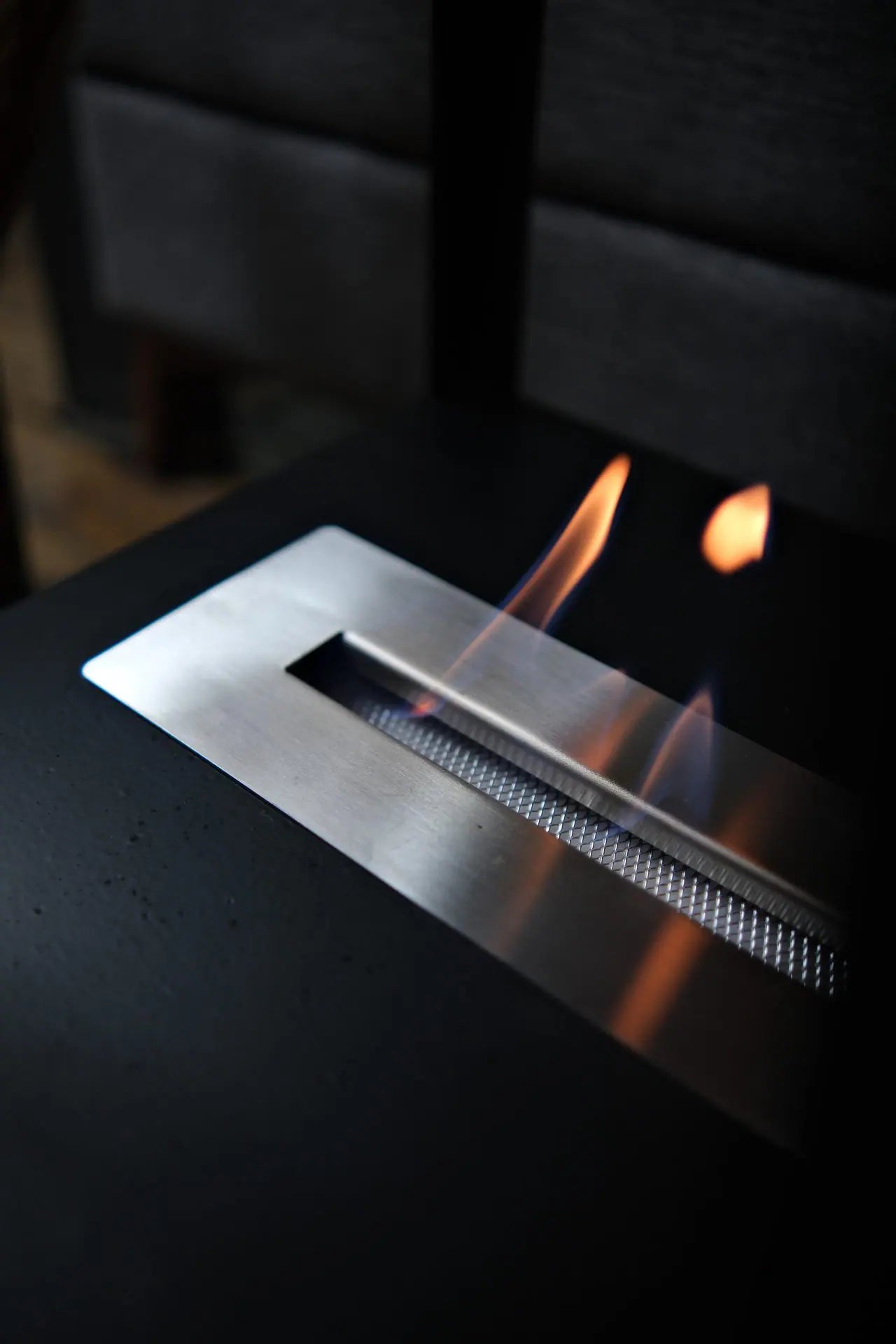 مدفأة تعمل بالوقود الحيوي مع أرجل هرمية