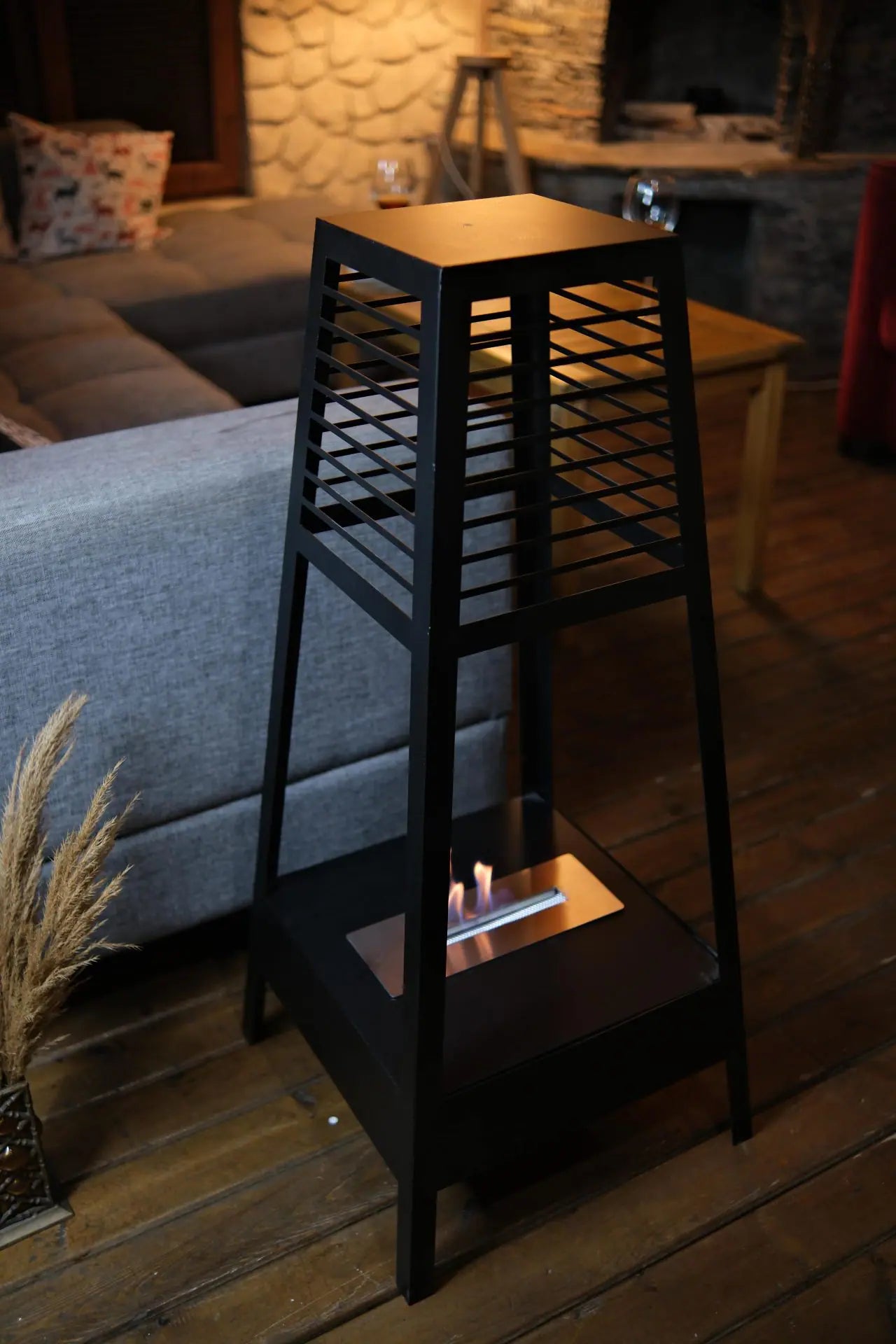 مدفأة تعمل بالوقود الحيوي مع أرجل هرمية