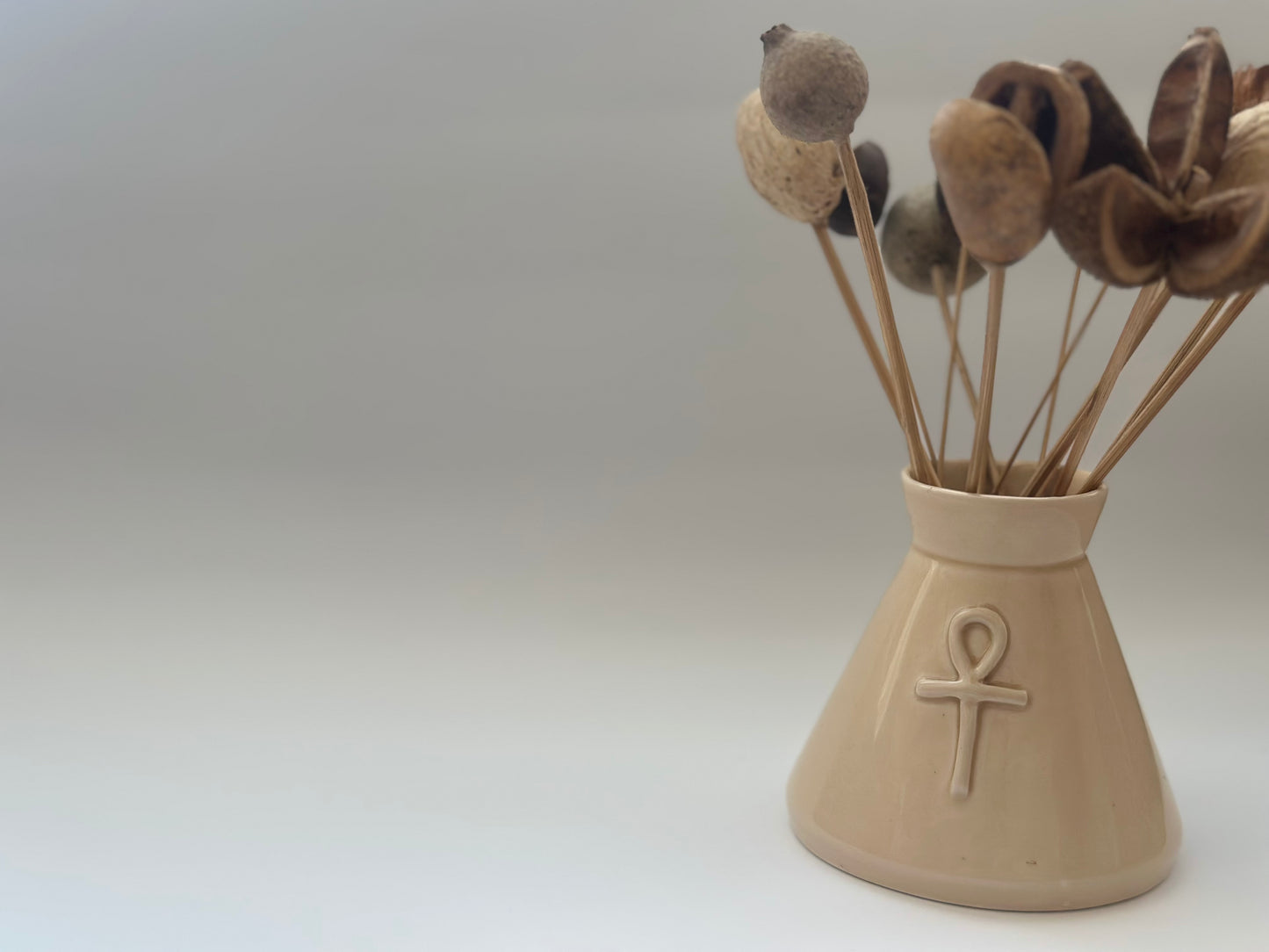 Ankh Sembolü Seramik Vazo | El Yapımı & Spiritüel Dekor