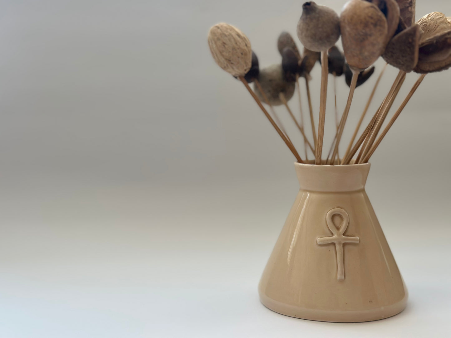 Ankh Sembolü Seramik Vazo | El Yapımı & Spiritüel Dekor