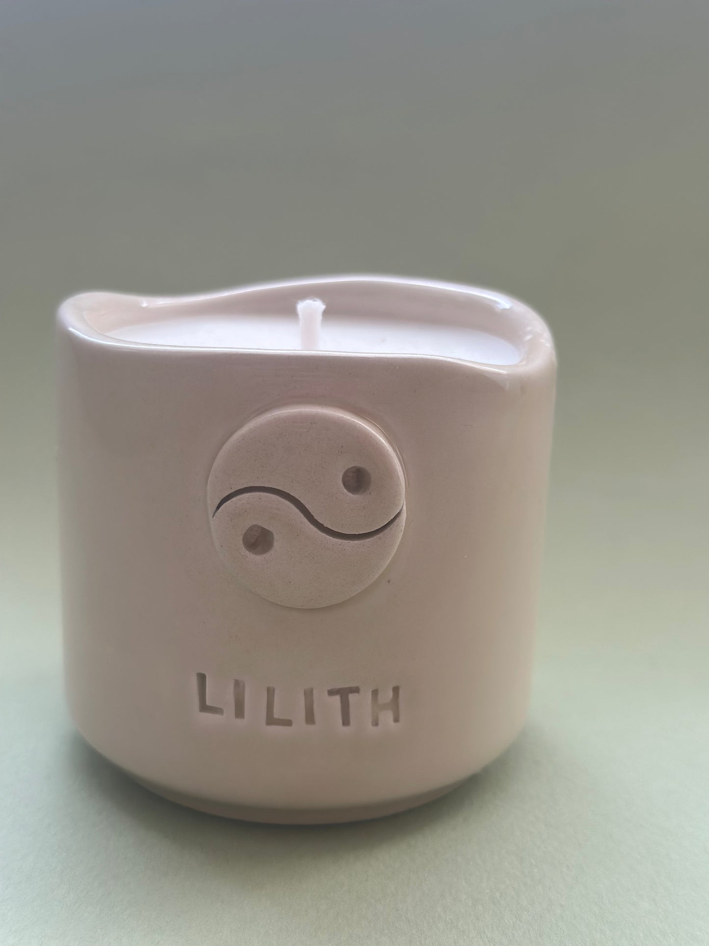Lilith Soya Wax Mum – Patchouli Esanslı Doğal Mum (Yin-Yang Sembollü)