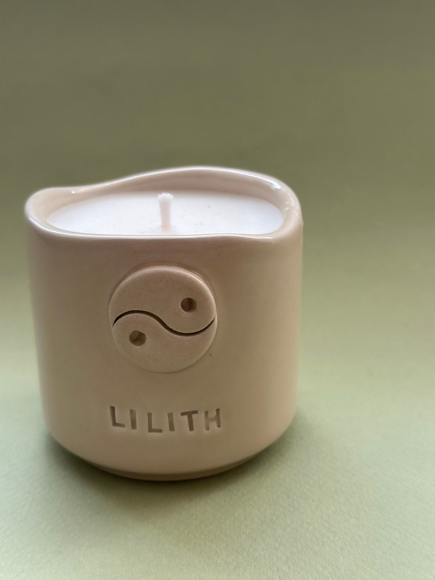 Lilith Soya Wax Mum – Patchouli Esanslı Doğal Mum (Yin-Yang Sembollü)