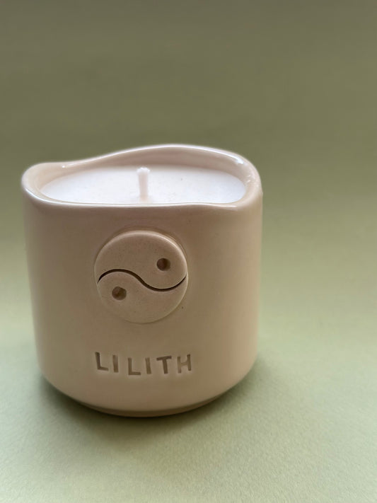 Lilith Soya Wax Mum – Patchouli Esanslı Doğal Mum (Yin-Yang Sembollü)