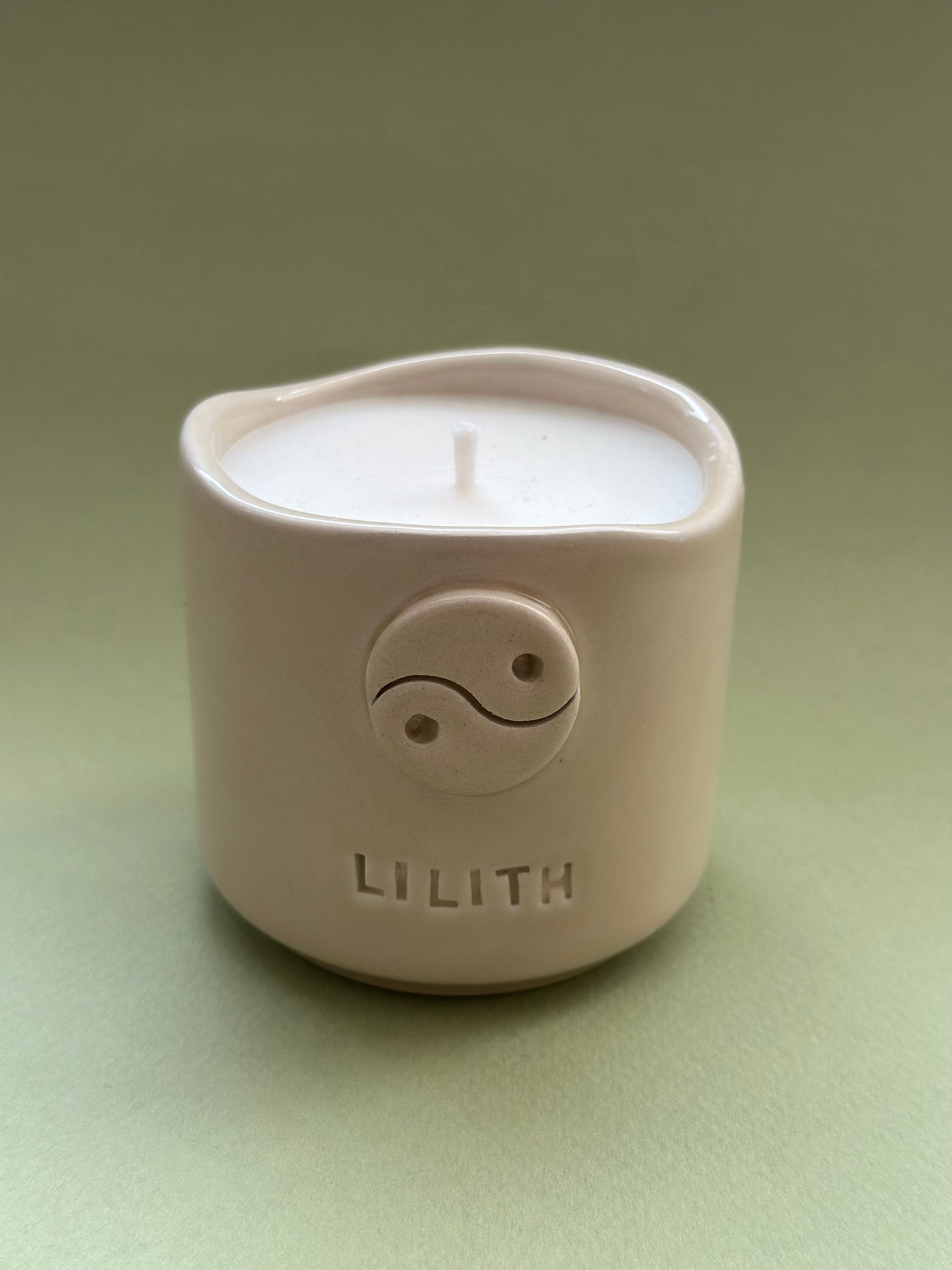 Lilith Soya Wax Mum – Patchouli Esanslı Doğal Mum (Yin-Yang Sembollü)