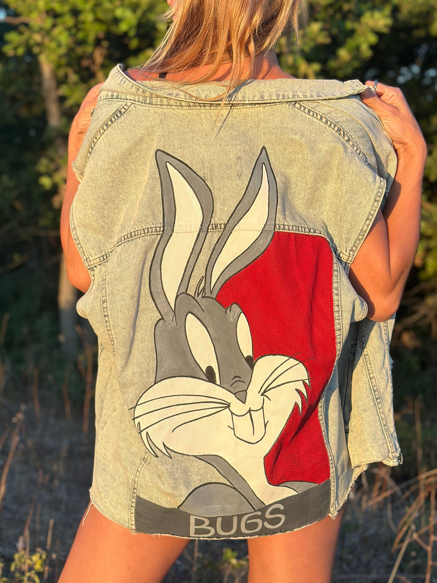 Bugs Bunny El Boyaması Kot Yelek – Tek ve Özgün Tasarım