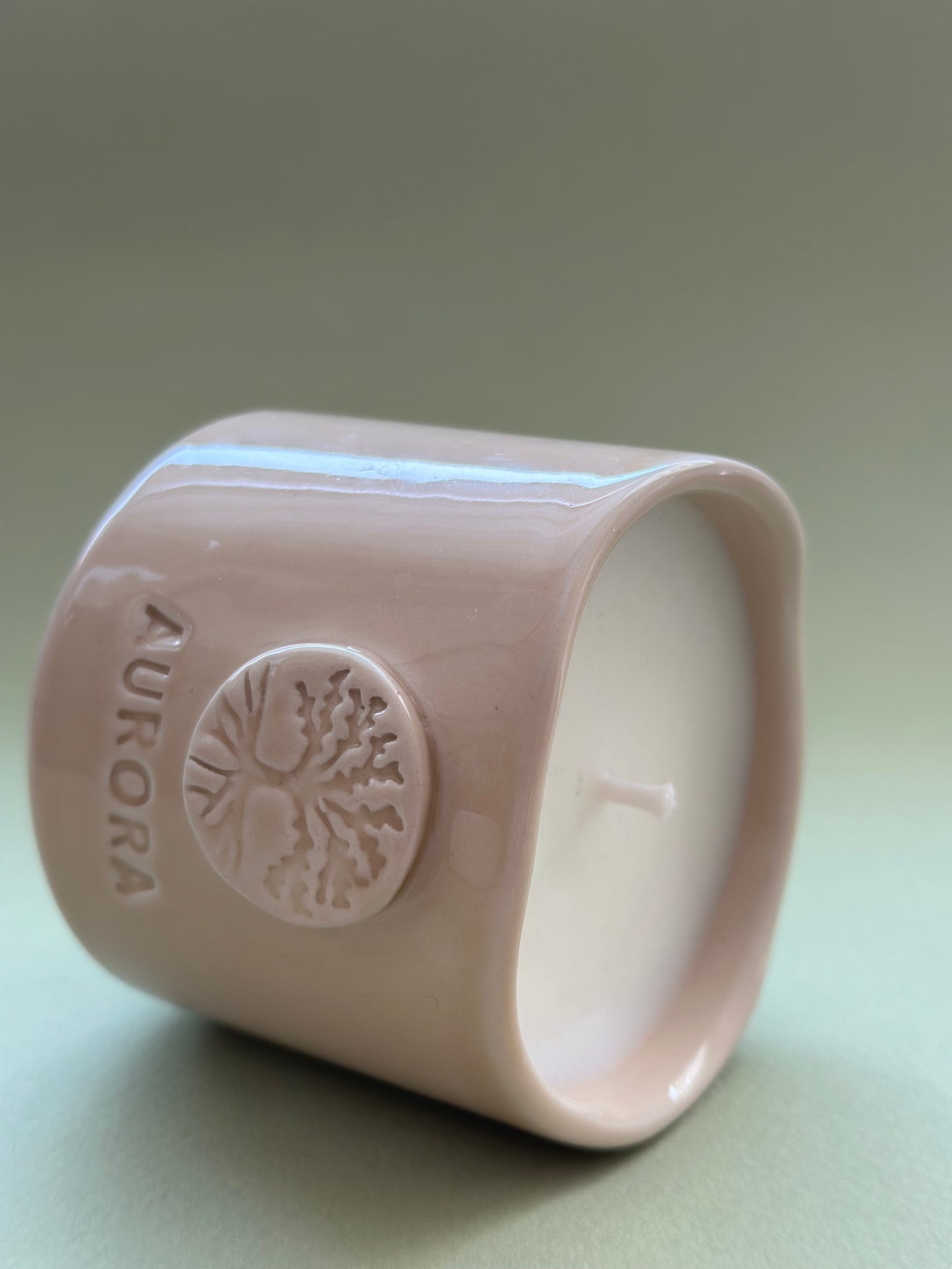 Selene Soya Wax Mum – Arındırıcı Doğal Mum (Adaçayı & Sedir / Fransız Zambağı Kabartmalı)