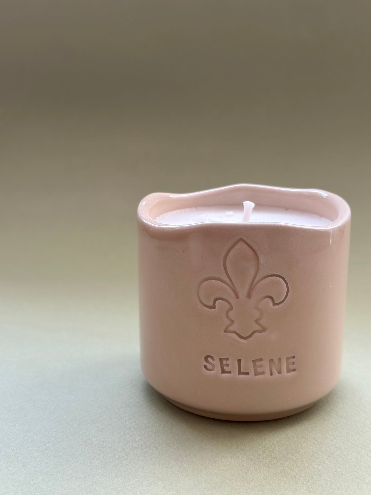 Selene Soya Wax Mum – Arındırıcı Doğal Mum (Adaçayı & Sedir / Fransız Zambağı Kabartmalı)