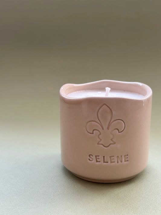 Selene Soya Wax Mum – Arındırıcı Doğal Mum (Adaçayı & Sedir / Fransız Zambağı Kabartmalı)