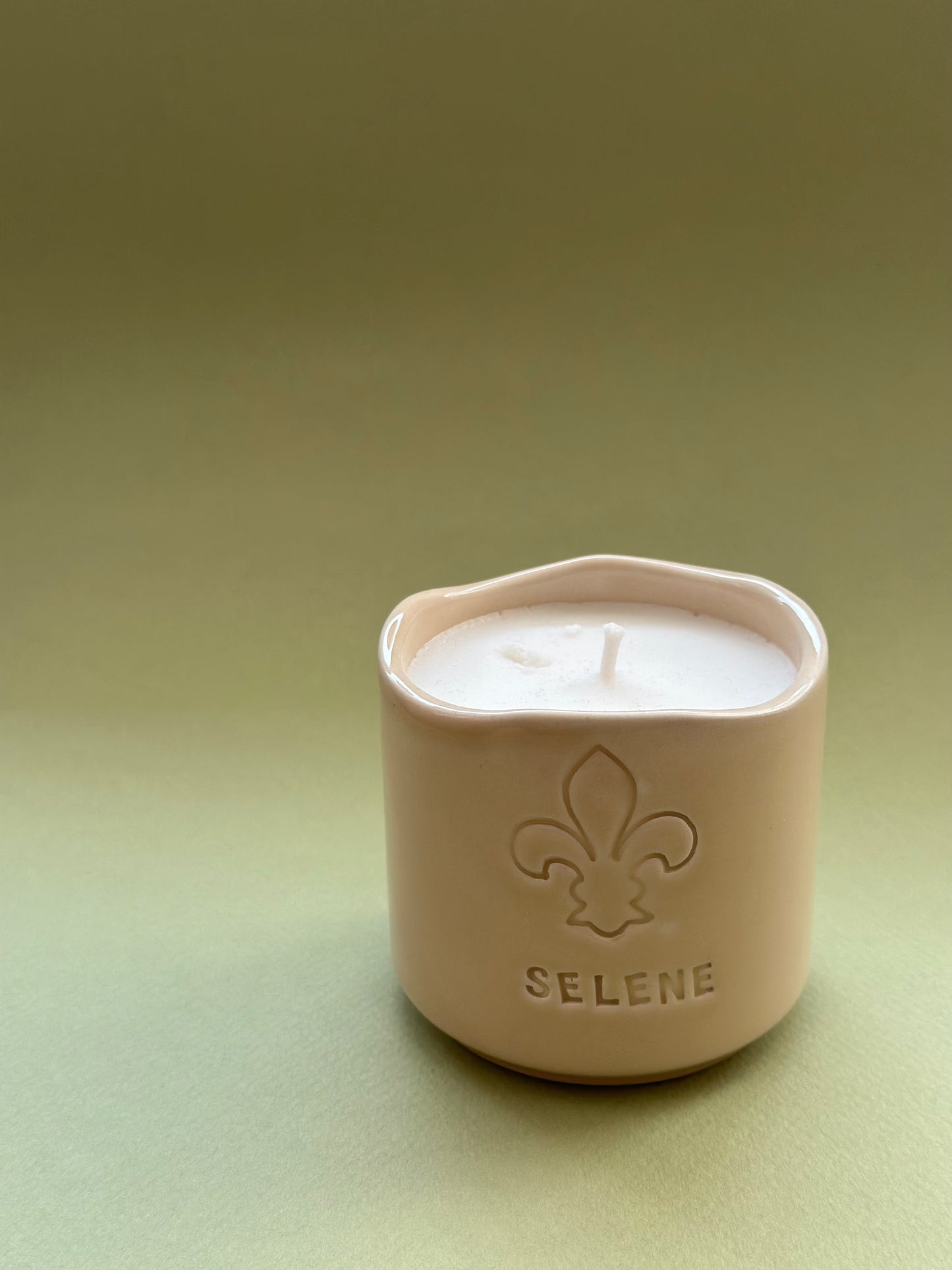 Selene Soya Wax Mum – Arındırıcı Doğal Mum (Adaçayı & Sedir / Fransız Zambağı Kabartmalı)